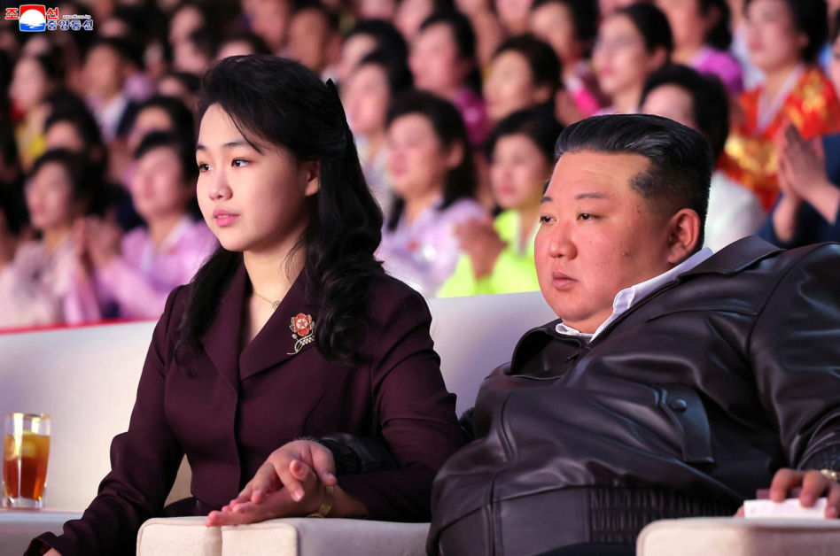 Korea Płn./ Przywódca Kim Dzong Un z 13-letnią córką testowali nowe pistolety