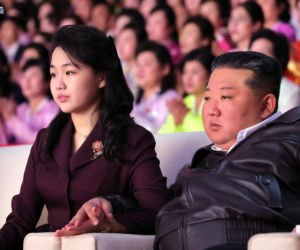 Korea Płn./ Przywódca Kim Dzong Un z 13-letnią córką testowali nowe pistolety