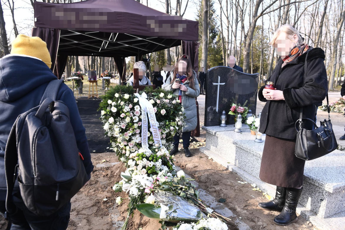 Przejmujący widok na grobie Lizy. To miejsce wyróżnia się na cmentarzu