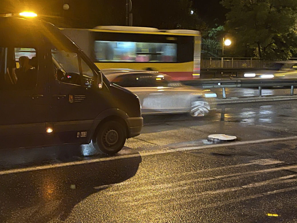 Samochody dosłownie wpadały w wielką dziurę! Skutki ulewy na Trasie Łazienkowskiej