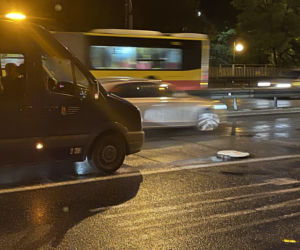Samochody dosłownie wpadały w wielką dziurę! Skutki ulewy na Trasie Łazienkowskiej