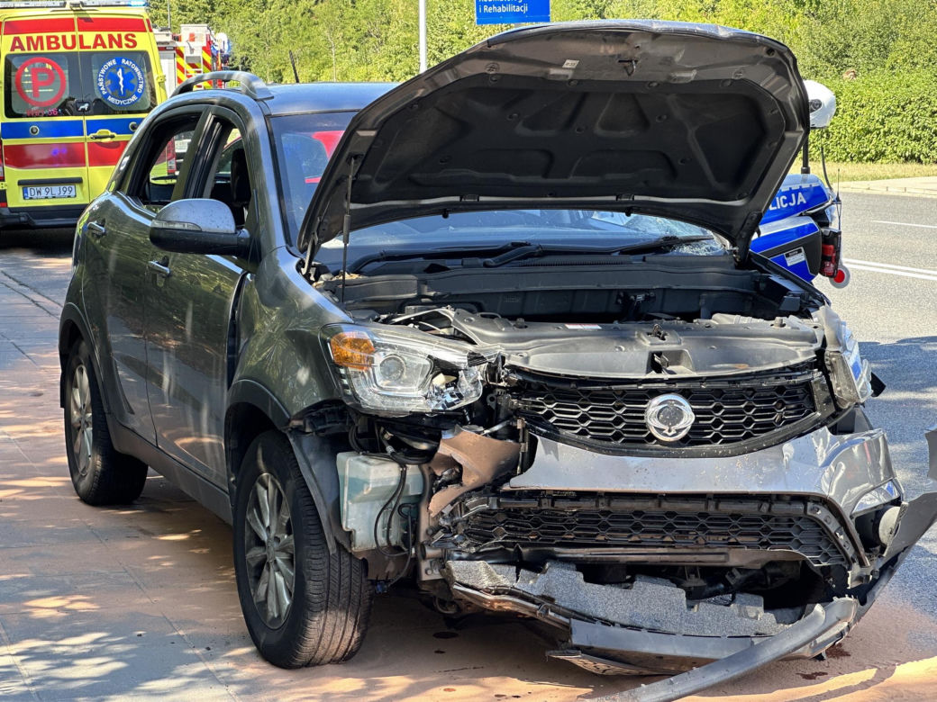 Auto wjechało w przystanek w Warszawie. Dwie osoby nie żyją