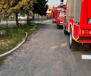Trwa szacowanie strat po pożarze lakierni w Dębnie Polskim koło Rawicza. 15 zastepów w akcji