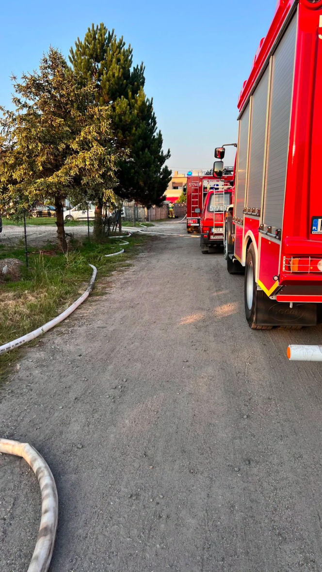 Trwa szacowanie strat po pożarze lakierni w Dębnie Polskim koło Rawicza. 15 zastepów w akcji