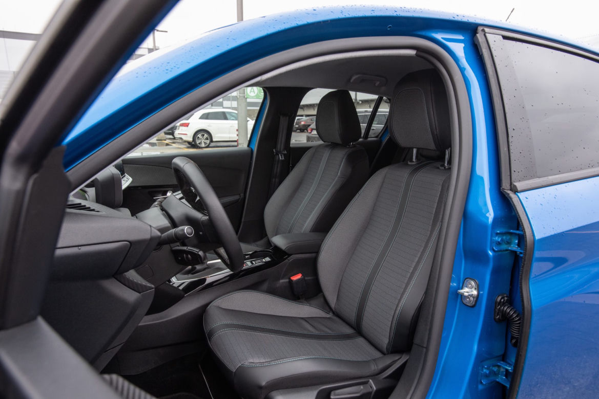 Peugeot 208 Allure vs Opel Corsa Elegance