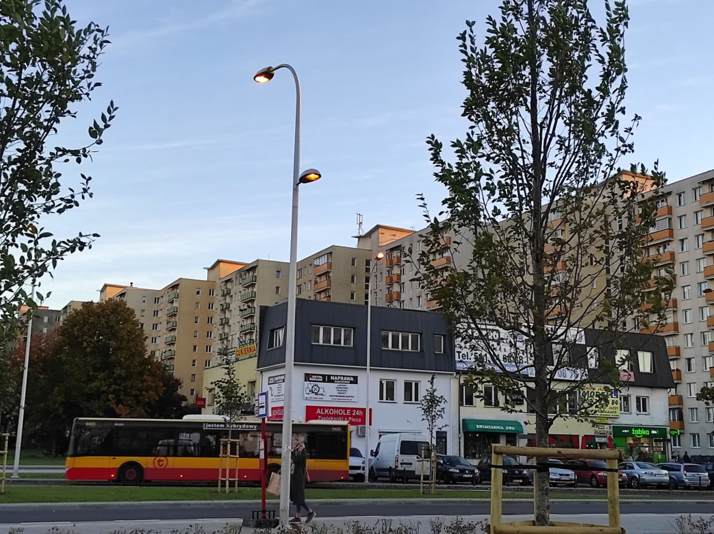 Tak się oszczędza prąd w Warszawie. Latarnie na Bródnie świecą się w biały dzień!