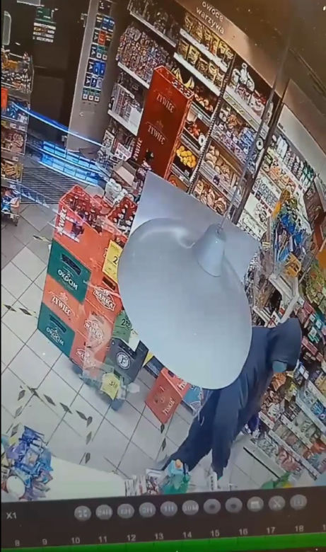 Napad z bronią w ręku na Żabkę w Oławie. Napastnik nacisnął na spust