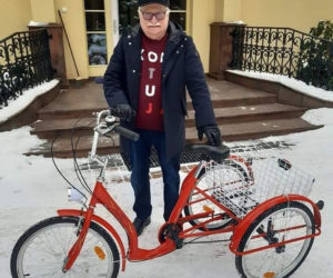 Lech Wałęsa na rowerze