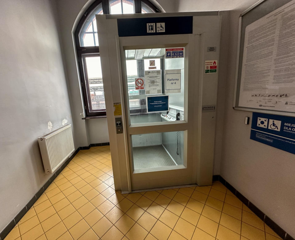 Koszmar pasażerów na dworcu w Iławie. "Rodzice muszą mnie nosić"
