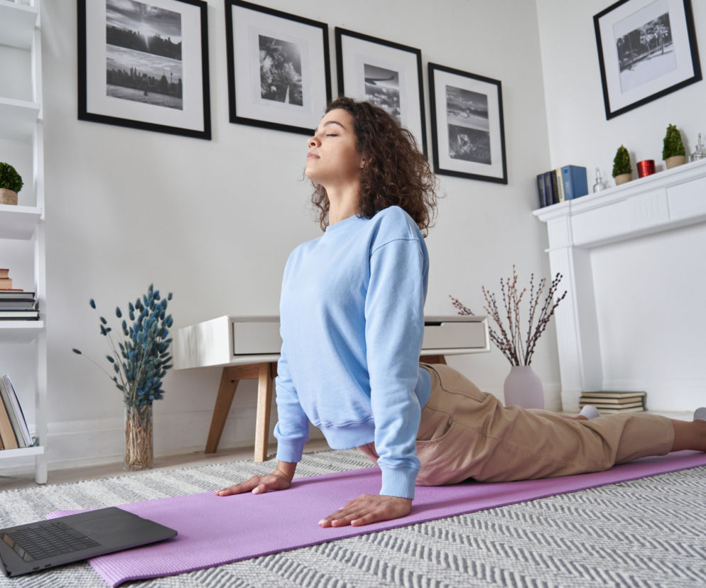 kobieta wykonująca stretching na podłodze