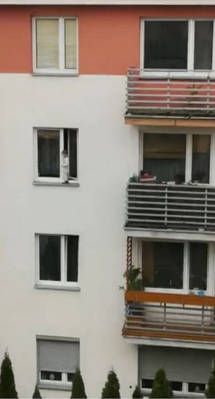 3-latek chodził po parapecie bloku w Kielcach! Szokujące nagranie z Kielc [ZDJĘCIA]