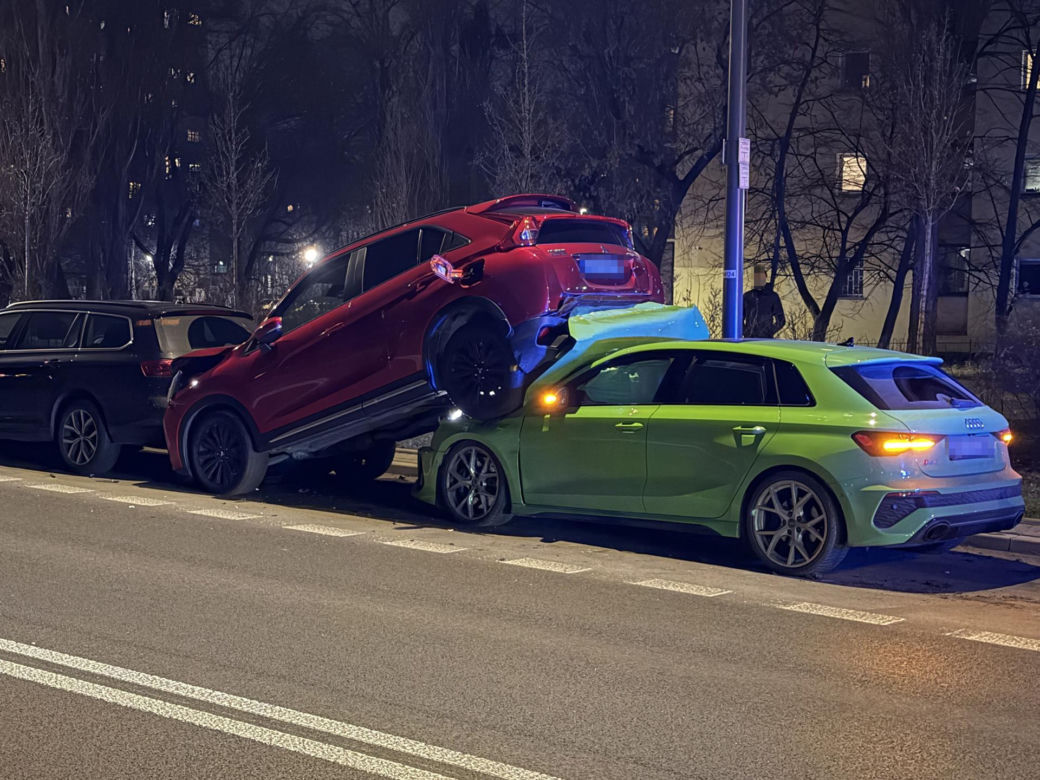 Bielany - sportowe Audi wjechało w zaparkowane auta