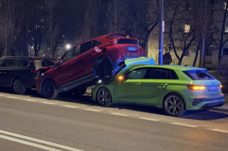 Bielany - sportowe Audi wjechało w zaparkowane auta