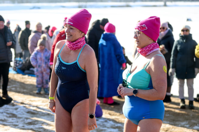 Różowe morsowanie idealne na pomaganie. Trzy Stawy opanowali amatorzy zimnych kąpieli