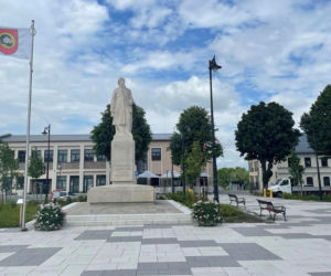 To najpiękniejsze średniowieczne miasto w Małopolsce. Leży obok Krakowa i olśniewa zabytkowym rynkiem