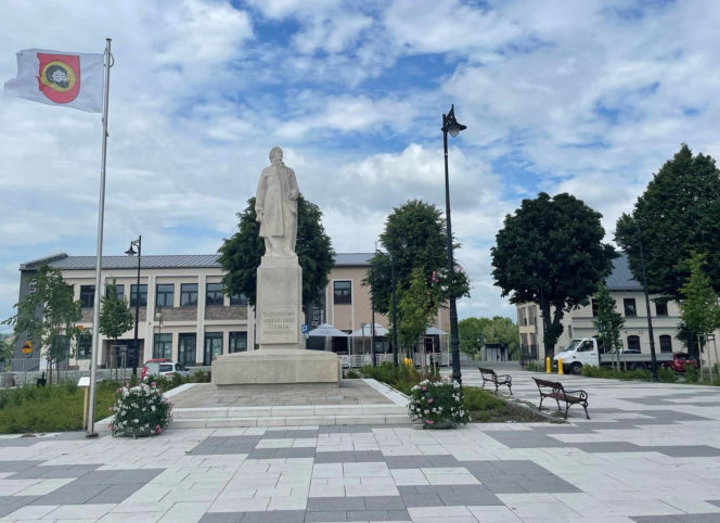 To najpiękniejsze średniowieczne miasto w Małopolsce. Leży obok Krakowa i olśniewa zabytkowym rynkiem