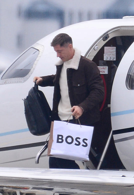 Robert Lewandowski ze szpanerką siatą wysiadł z samolotu