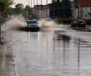 Ulewa w Bydgoszczy! Dworzec PKP i wiele ulic zalanych! [ZDJĘCIA, WIDEO]