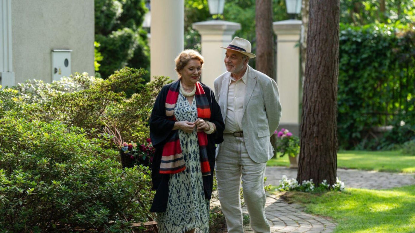 Barwy szczęścia odc. 3084. Józefina Rawiczowa (Elżbieta Jarosik), Andrzej Zastoja-Modelski (Leon Charewicz)