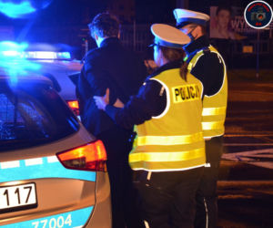 Zmiażdżone auto w centrum Warszawy 