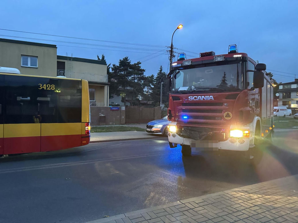 Czołowe zderzenie osobówki i autobusu miejskiego. Jedna osoba w stanie ciężkim