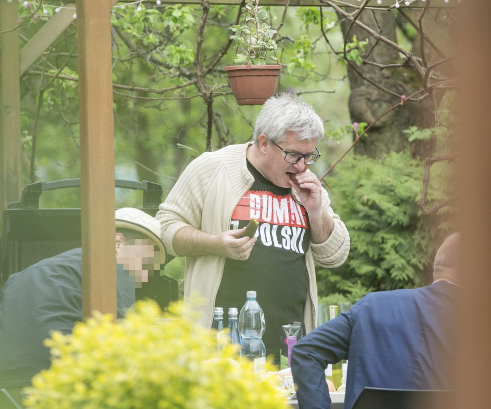 Czarnecki zagryzł ogórkiem