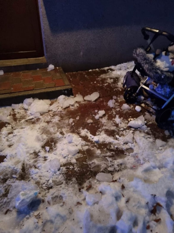 Wypadek w Częstochowie. Lód spadł na ojca i dziecko