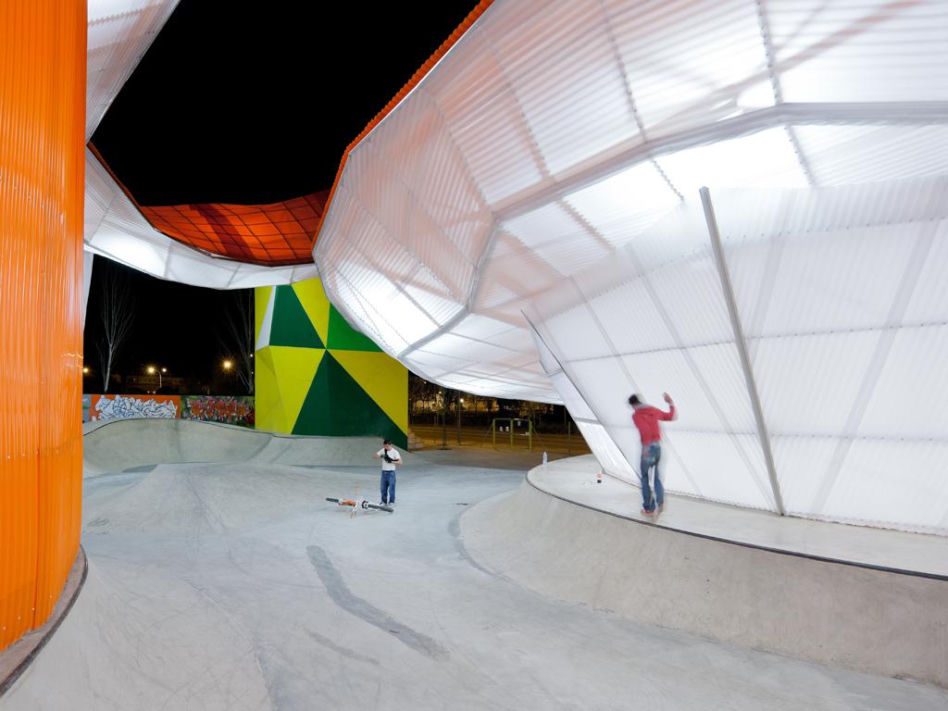 Półprzezroczyste elewacje zmieniają budynek centrum w kolorowy lampion, oświetlający skatepark. W przestrzeni pod dachem ćwiczyć można także wieczorami