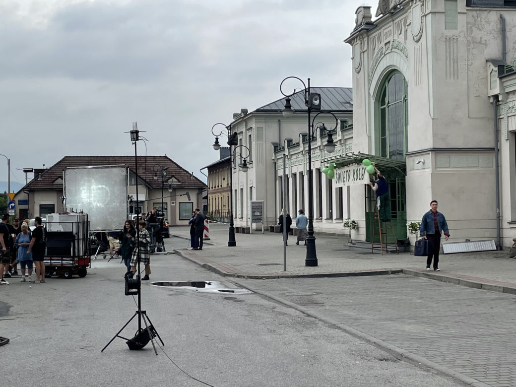 Dworzec kolejowy w Nowym Sączu zamienił się w plan filmowy