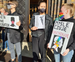 Protest pod kościołem św. Antoniego w Lesznie