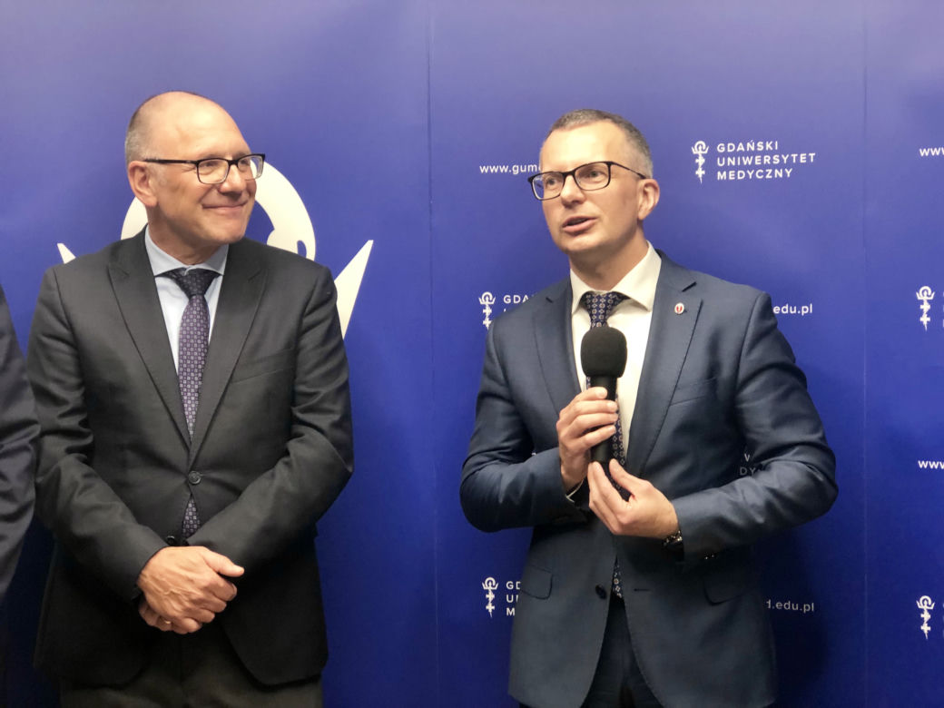 – To jest prawdziwa rewolucja w kształceniu kardiologów. Operator będzie mógł tutaj przećwiczyć zabieg zanim wykona go bezpośrednio u swojego pacjenta – tłumaczy prof. Marcin Gruchała, rektor GUMed.  