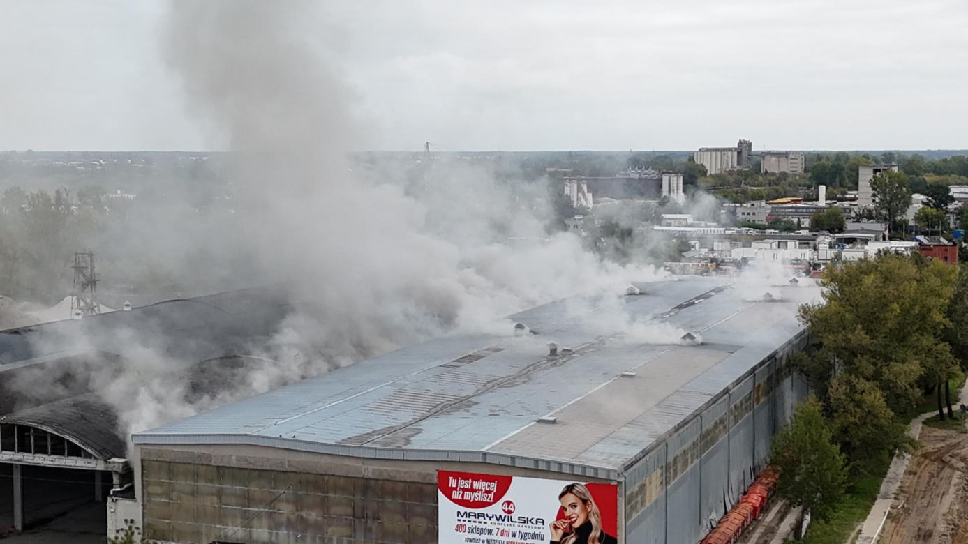 Potężny pożar sortowni śmieci na Białołęce. Kilkanaście godzin walki z żywiołem i 15 zastępów straży pożarnej w akcji