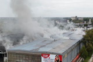Potężny pożar sortowni śmieci na Białołęce. Kilkanaście godzin walki z żywiołem i 15 zastępów straży pożarnej w akcji