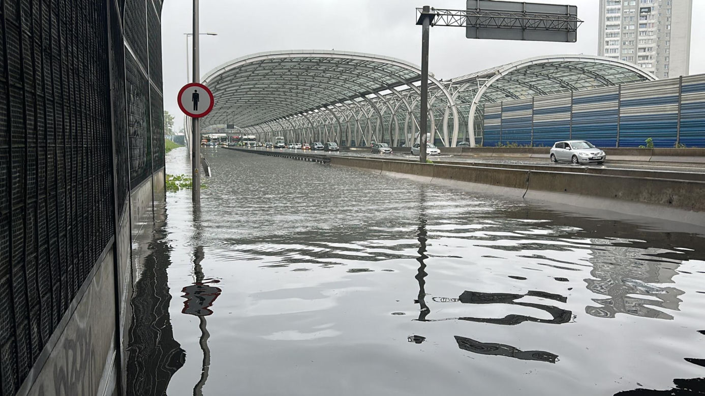 Waszawy. Format: Trasa S8 całkowicie zalana. Warszawa sparaliżowana po ulewie