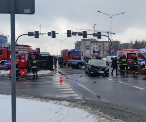 Wypadek w centrum Białegostoku. Karetka przewróciła się na skrzyżowaniu