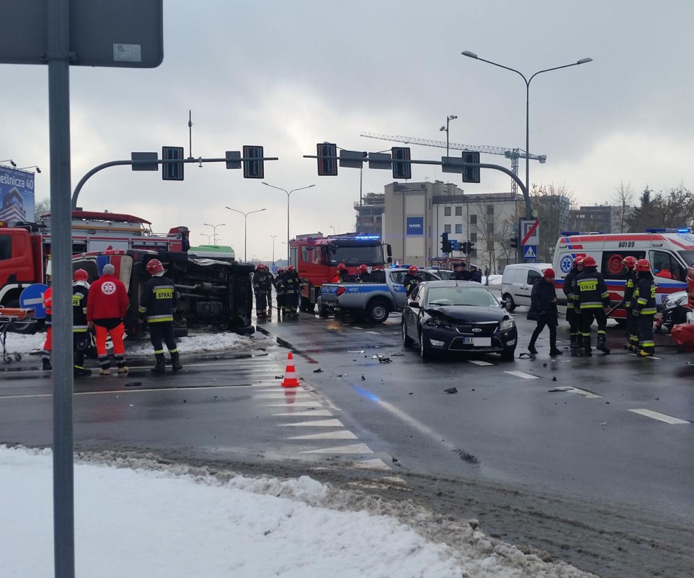 Wypadek w centrum Białegostoku. Karetka przewróciła się na skrzyżowaniu