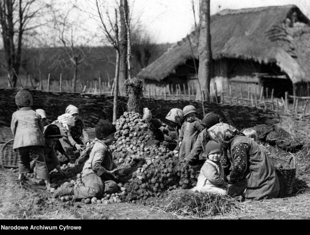 Tak mieszkało się na polskiej wsi prawie 100 lat temu. Zobaczcie te niezwykłe zdjęcia!