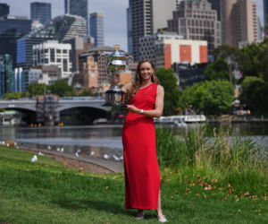 Jelena Rybakina z pucharem mistrzyni Australian Open