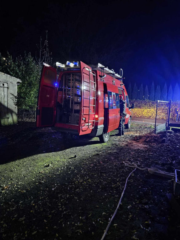 Kot wpadł do studni i nie mógł z niej wyjść. Na pomoc ruszyli strażacy
