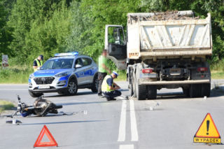 Fatalne zderzenie z ciężarówką, motorowerzysta w ciężkim stanie