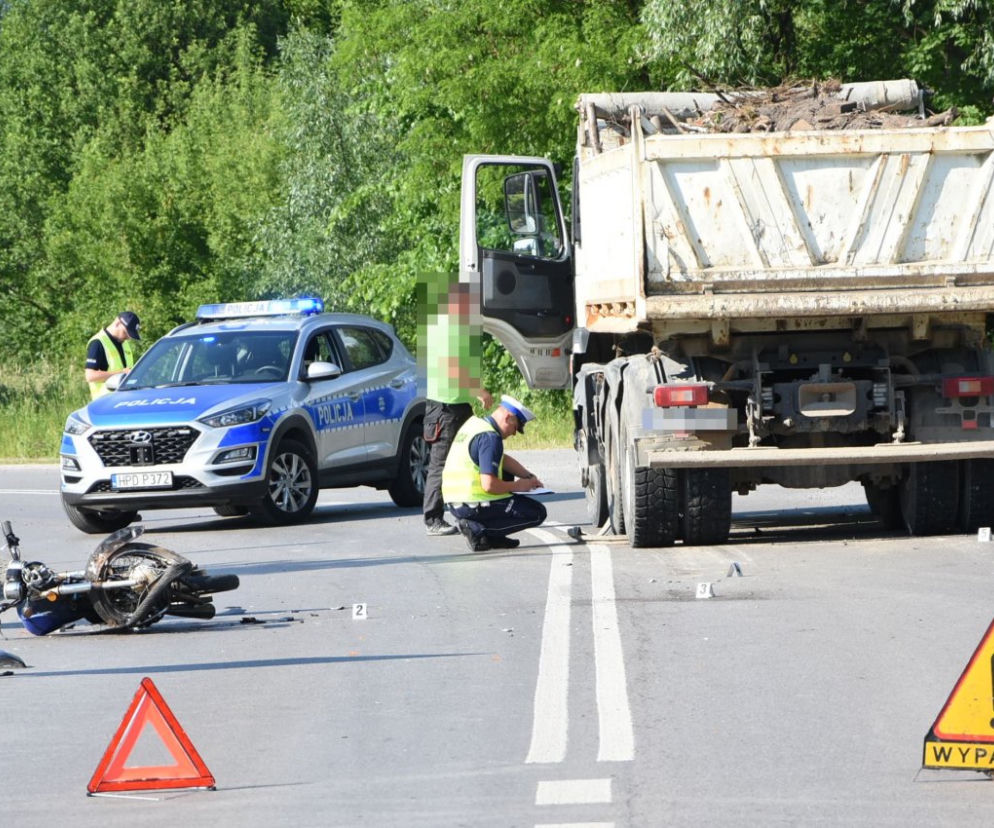 Motorowerzysta zderzył się z ciężarówką 