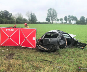 Turowo. ROZTRZASKAŁA auto o drzewo! NIE ŻYJE 22-latka [ZDJĘCIA]