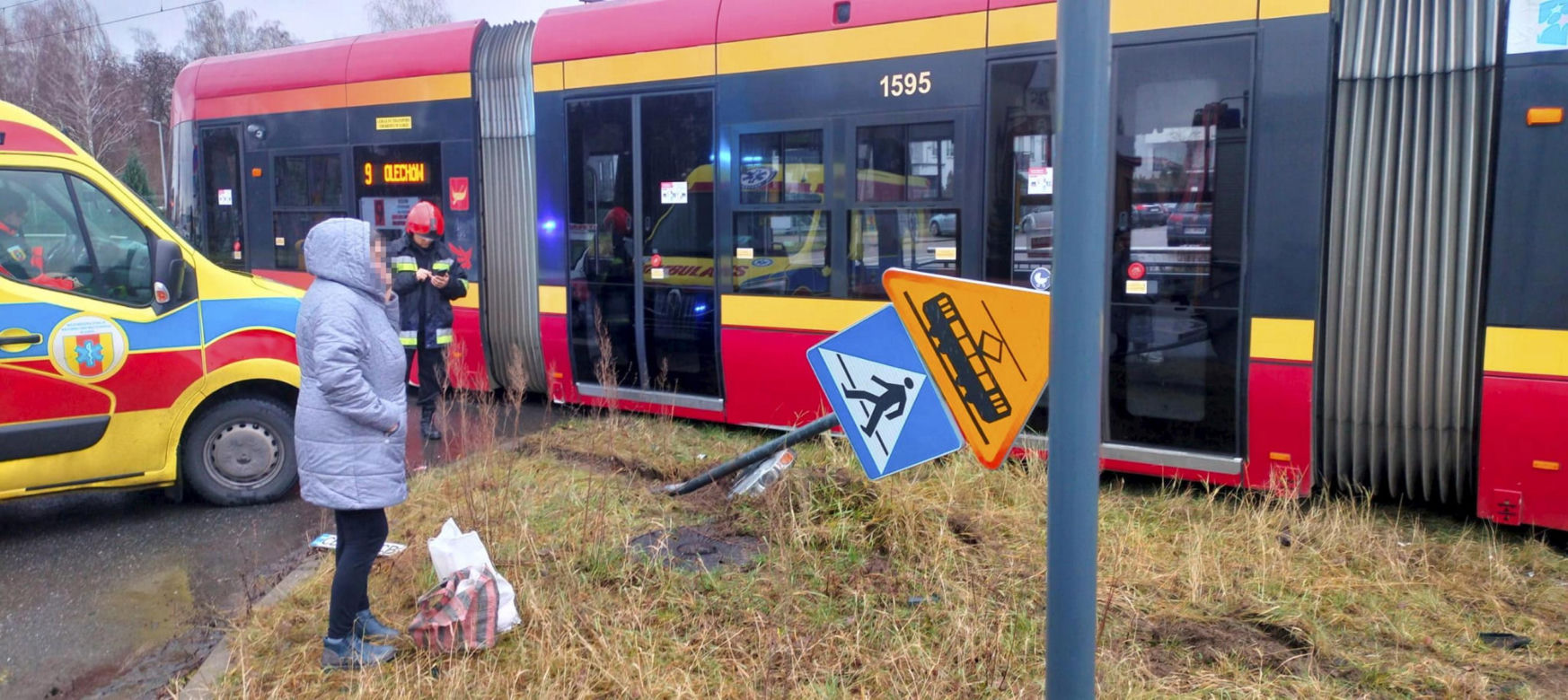 Koszmarny wypadek w Łodzi. Tramwaj i osobówka zderzyły się na Hetmańskiej [ZDJĘCIA].