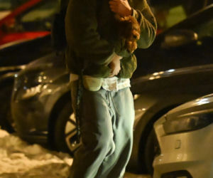 Sebastian Fabijański z pieskiem na spacerze