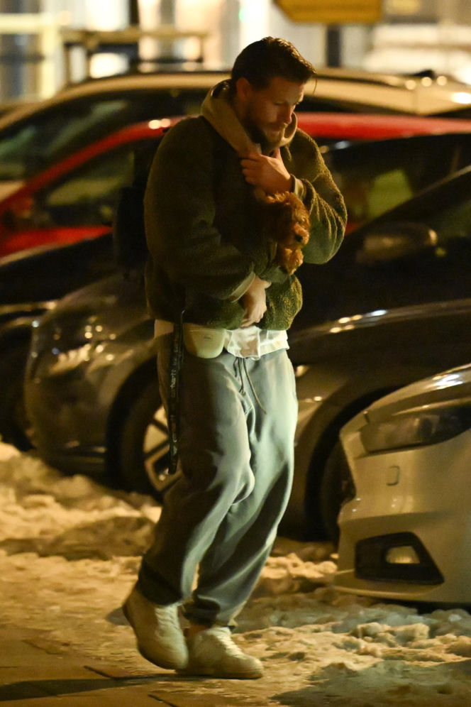 Sebastian Fabijański z pieskiem na spacerze