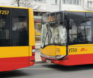 Zderzenie autobusów w Warszawie. Pękły szyby, jedna osoba w szpitalu