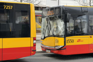 Zderzenie autobusów w Warszawie. Pękły szyby, jedna osoba w szpitalu