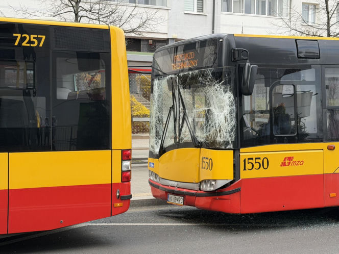 Zderzenie autobusów w Warszawie. Pękły szyby, jedna osoba w szpitalu