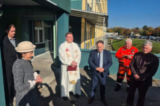 Podarowała szpitalowi wypasioną karetkę. W podziękowaniu otrzymała siedem herbacianych róż