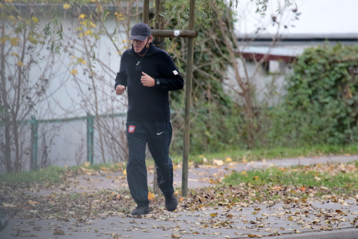Tusk biega bez maseczki